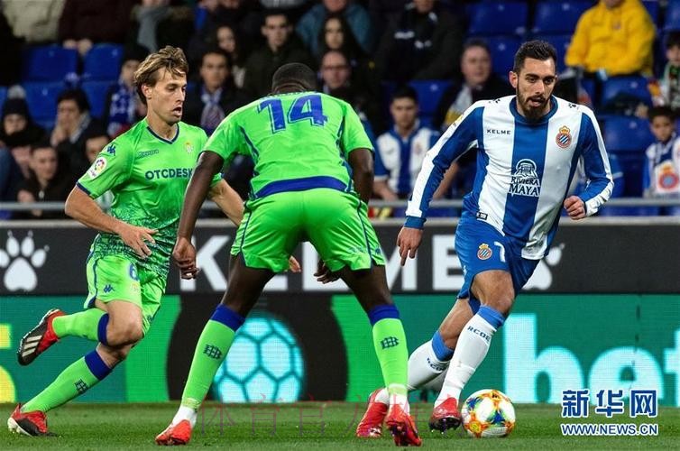 贝蒂斯后卫:维尼修斯比赛时和球迷说话 他被骂不奇怪